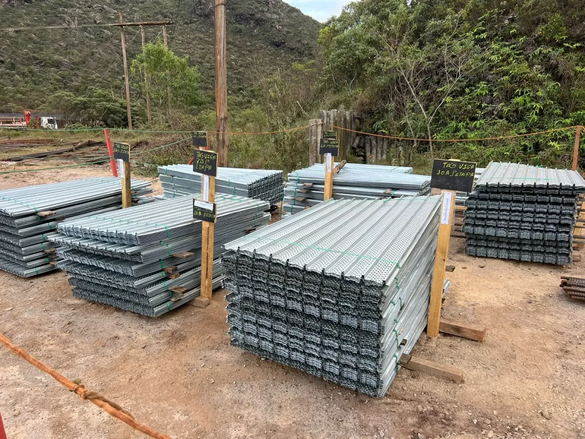 Foto da formas em uma construção do Grupo Life