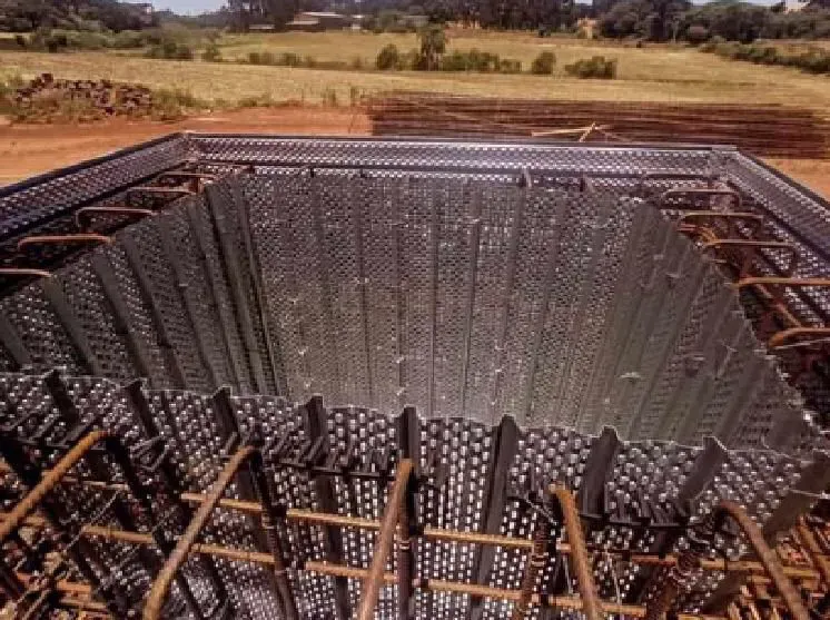 Bloco de grande porte com forma incorporada instalada