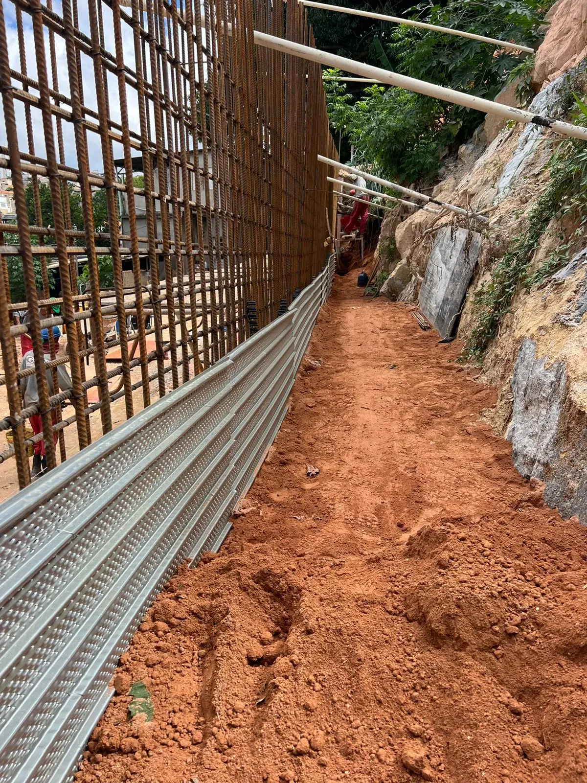Forma incorporada instalada ao longo de uma contenção em encosta