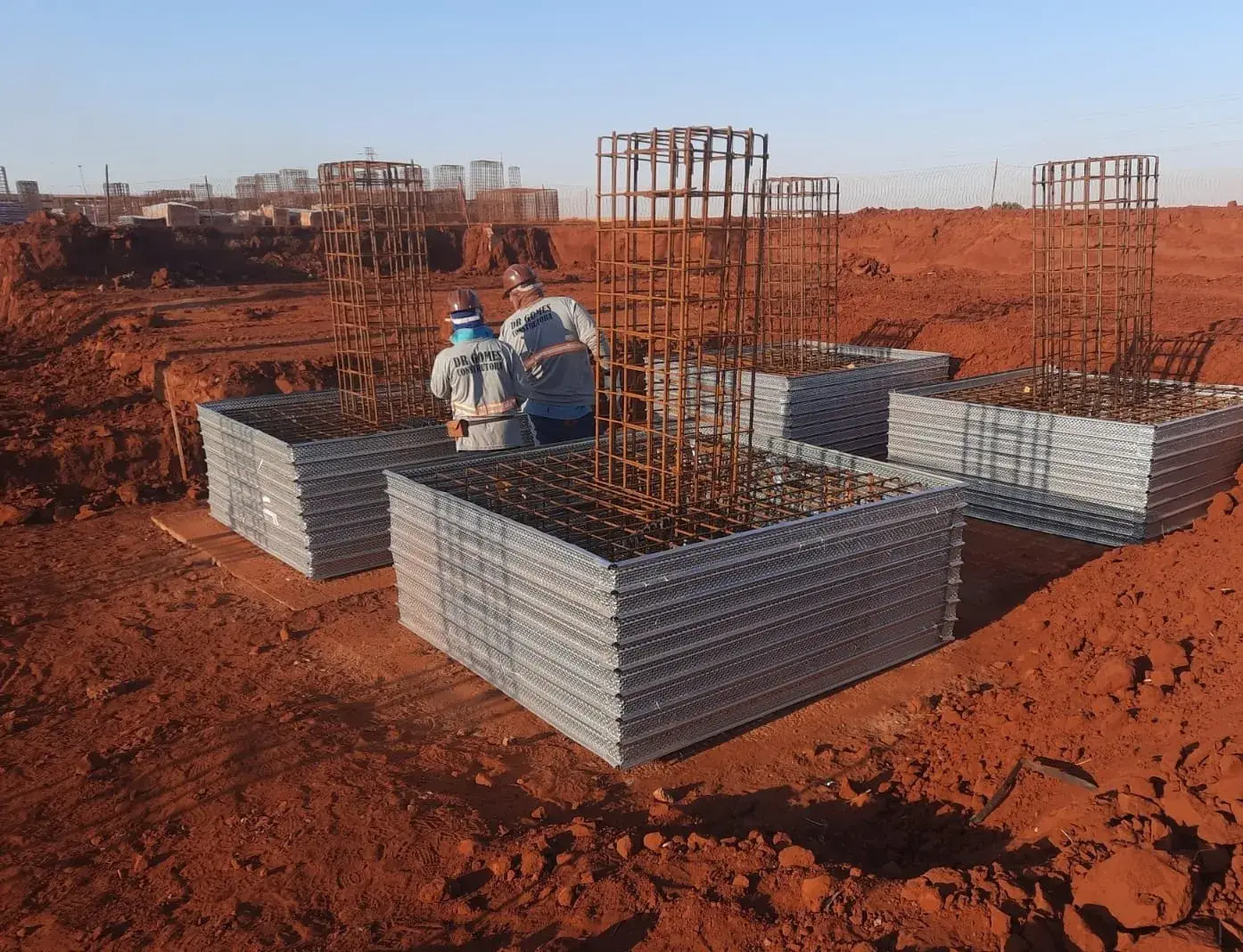 Formas incorporadas em aço galvanizado montadas na fundação