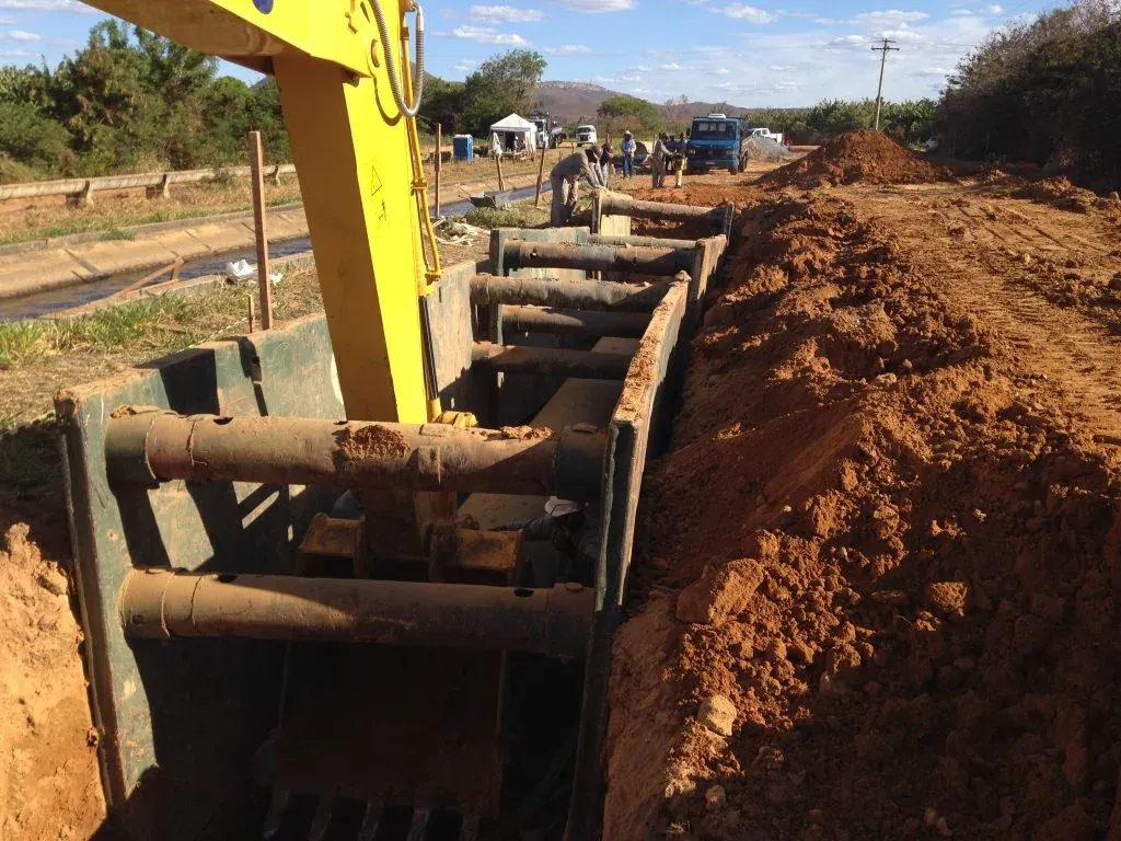 Escoramento metálico instalado em vala com apoio de escavadeira