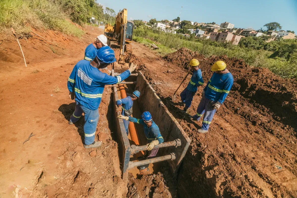 Equipe trabalhando em vala protegida por escoramento metálico