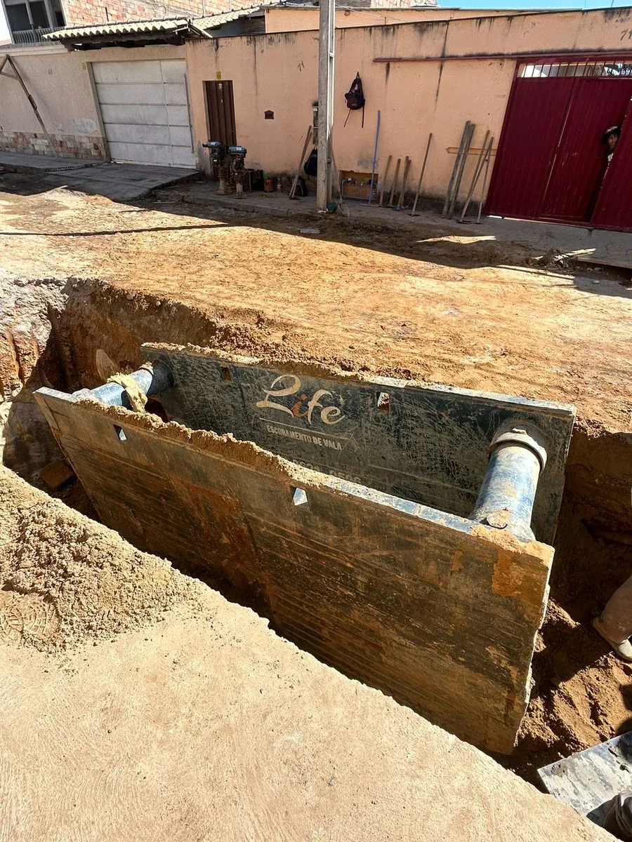 Escoramento metálico em vala de obra de infraestrutura