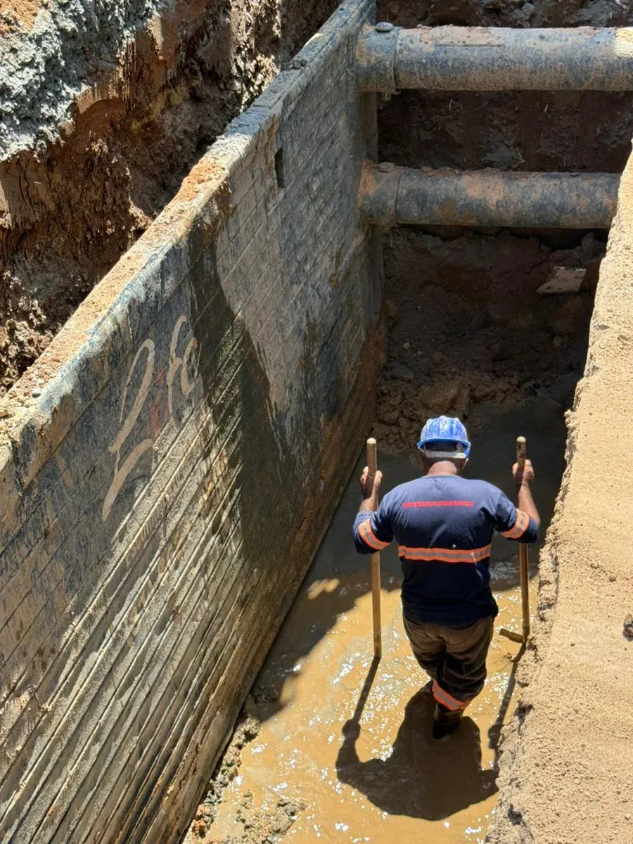 Trabalhador no interior de uma vala com proteção metálica