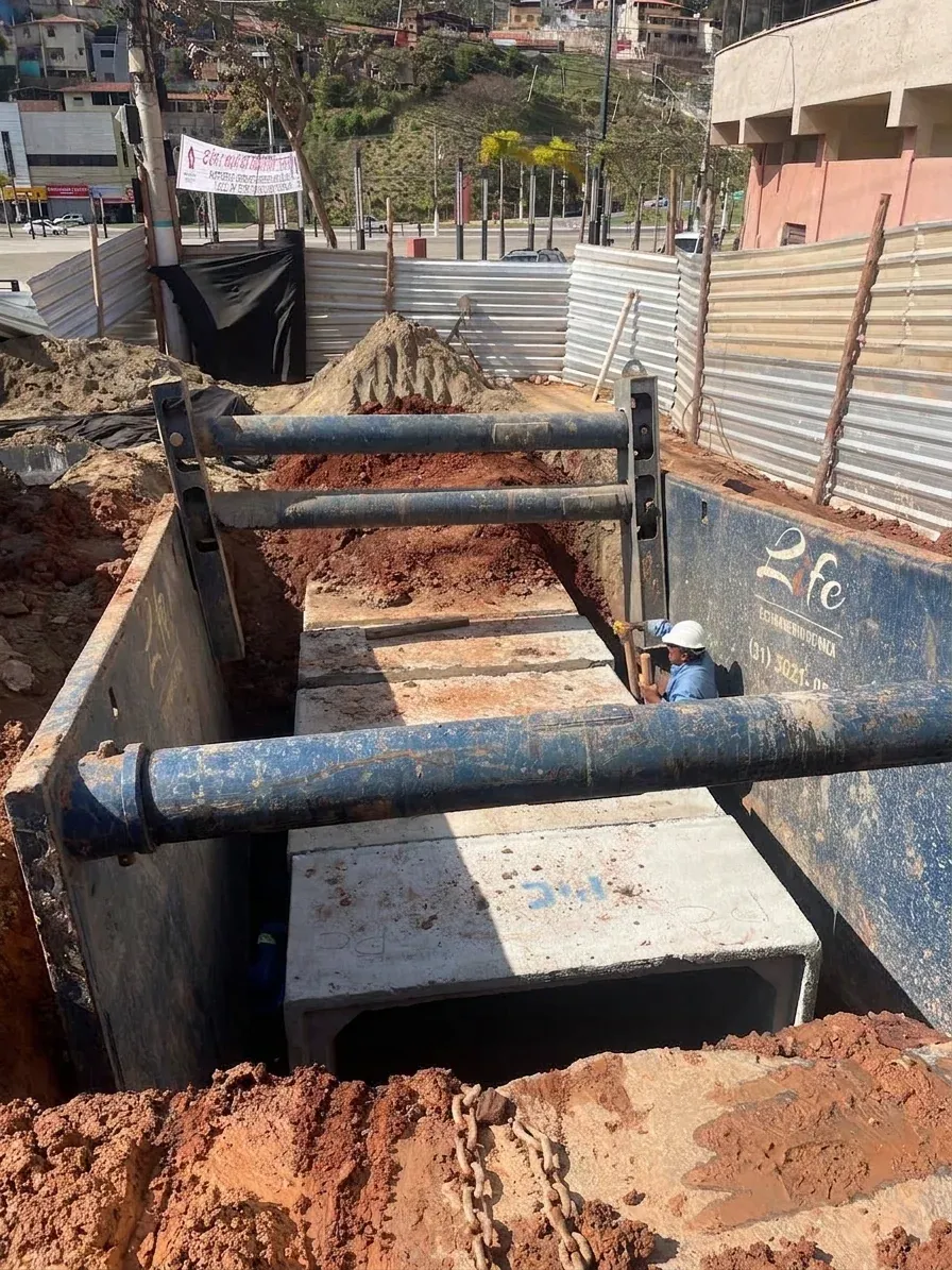 Painéis e estroncas de escoramento em escavação urbana