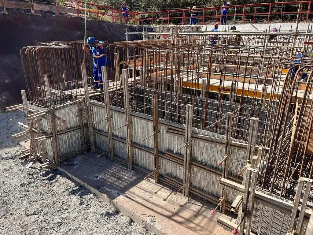 Parede de fundação com forma incorporada e armação